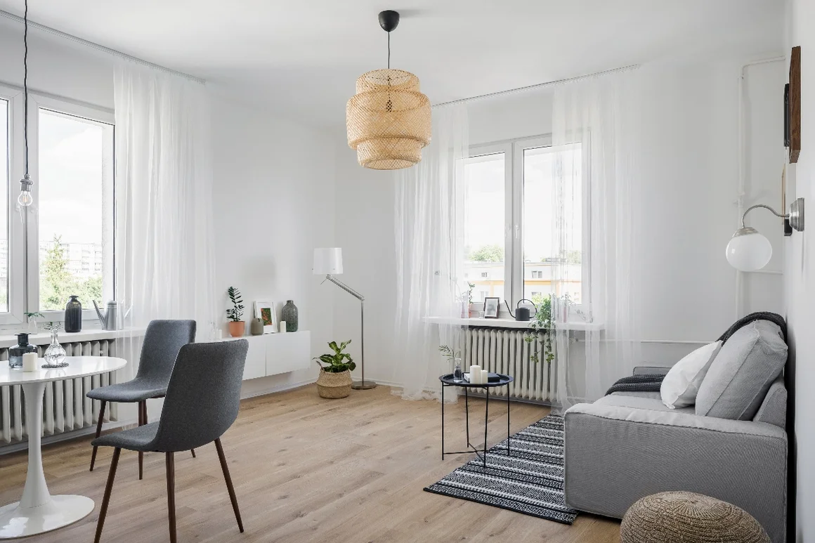 Helles Wohnzimmer mit Essbereich und Sofa